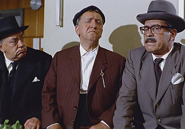 Paco Martínez Soria, en el centro, en un fotograma de ´El turismo es un gran invento´