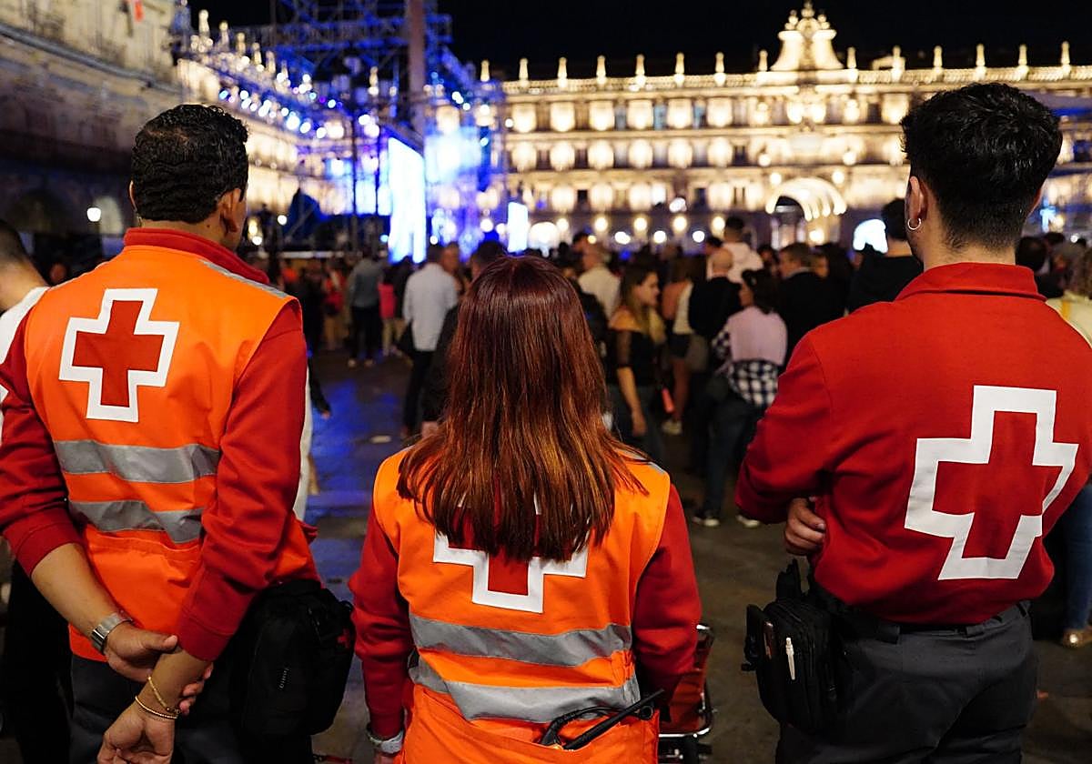 Personal de Cruz Roja en un concierto de la Plaza Mayor en una imagen de archivo