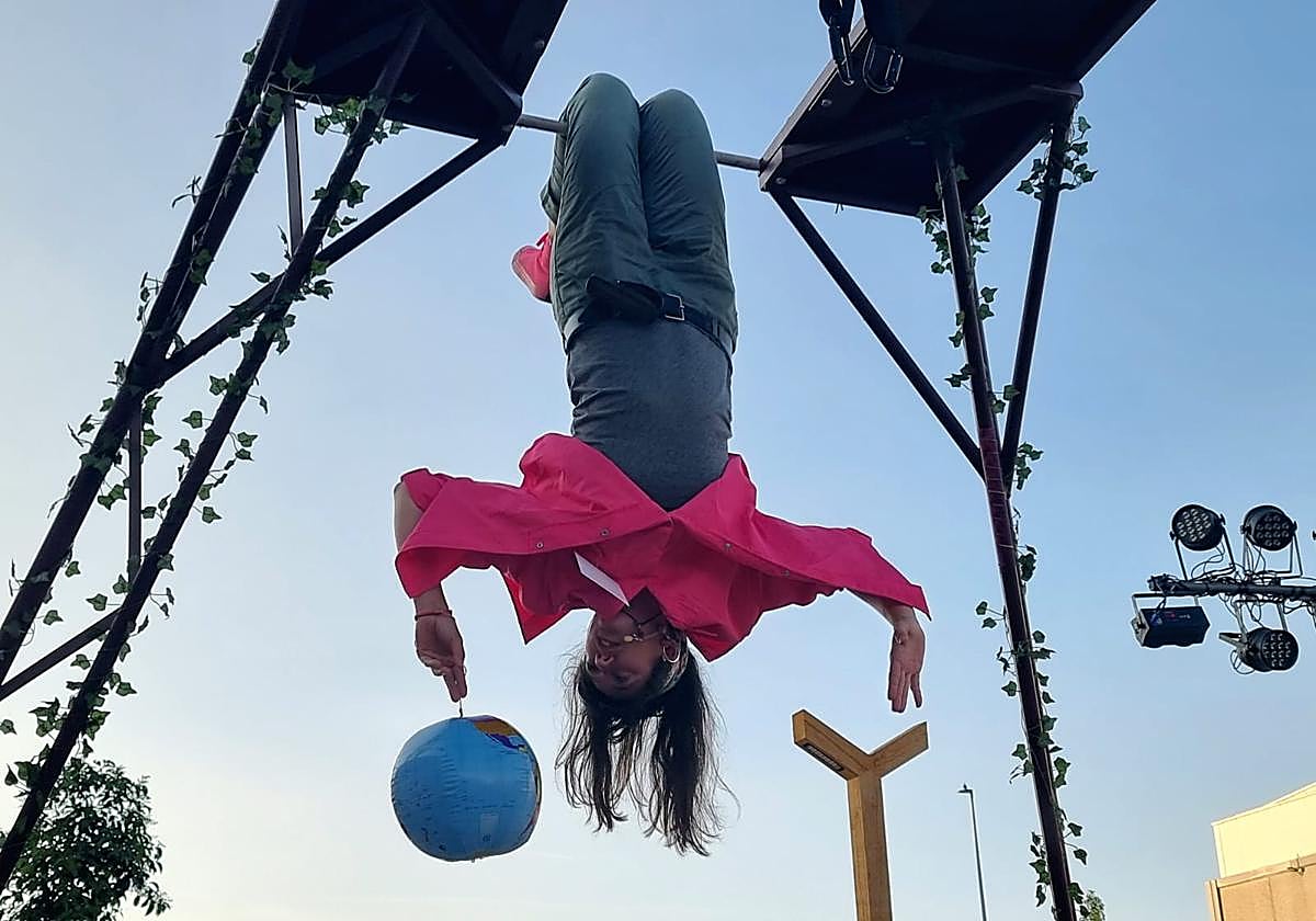 Un instante de la actuación de Intrusión Teatro en Salamaq