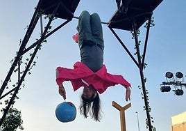 Un instante de la actuación de Intrusión Teatro en Salamaq