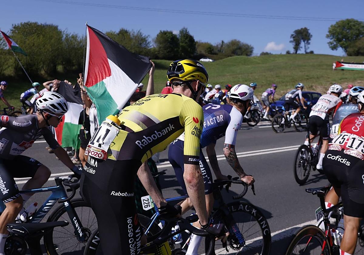 Los ciclistas al inicio de la etapa 13 de la Vuelta Ciclista a España 2025 disputada entre el Cabezón de la Sal, y L'Angliru, de 202,7km de recorrido, este viernes.