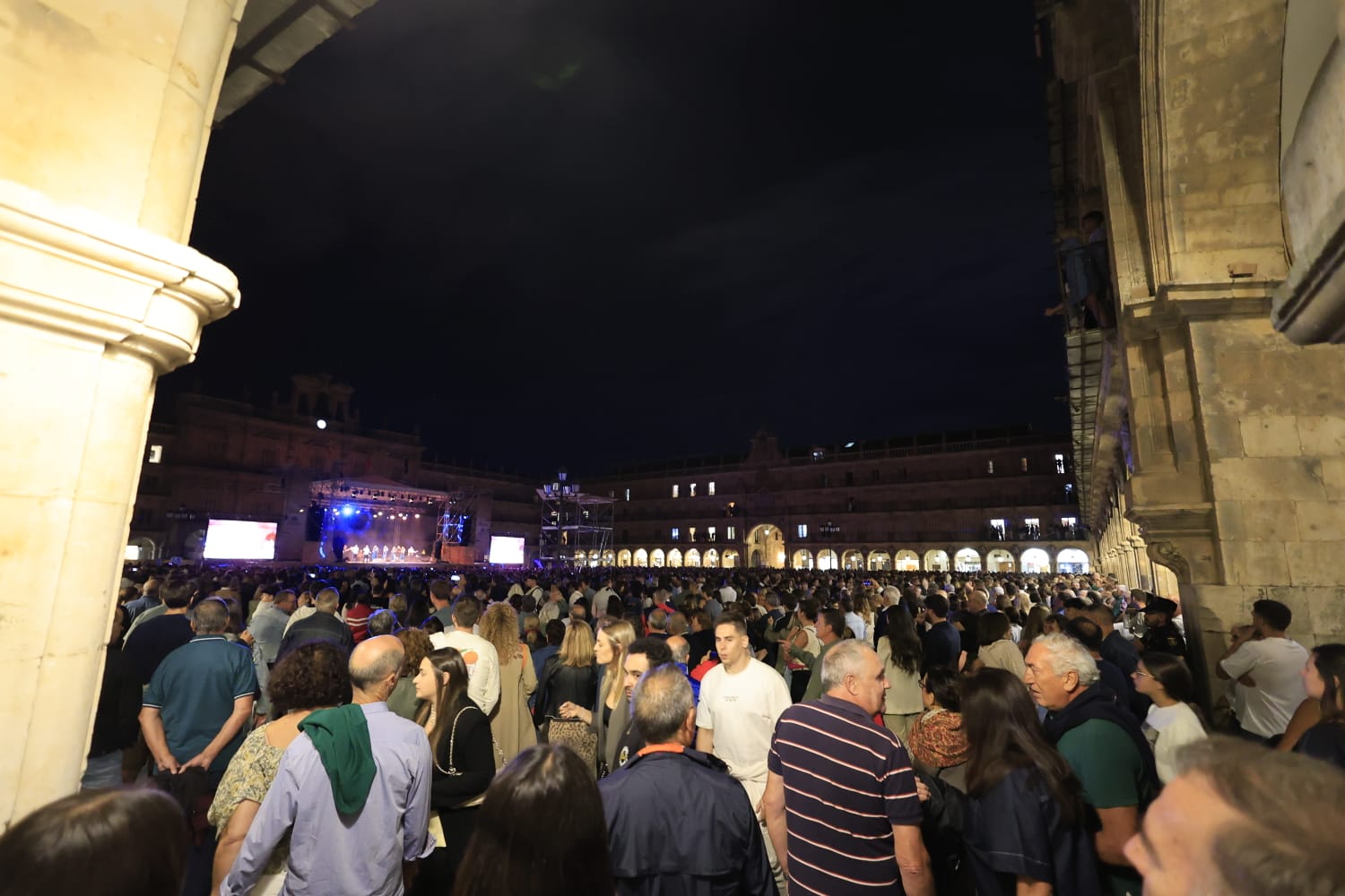 Fiesta flamenca en una Plaza Mayor a rebosar con Siempre Así