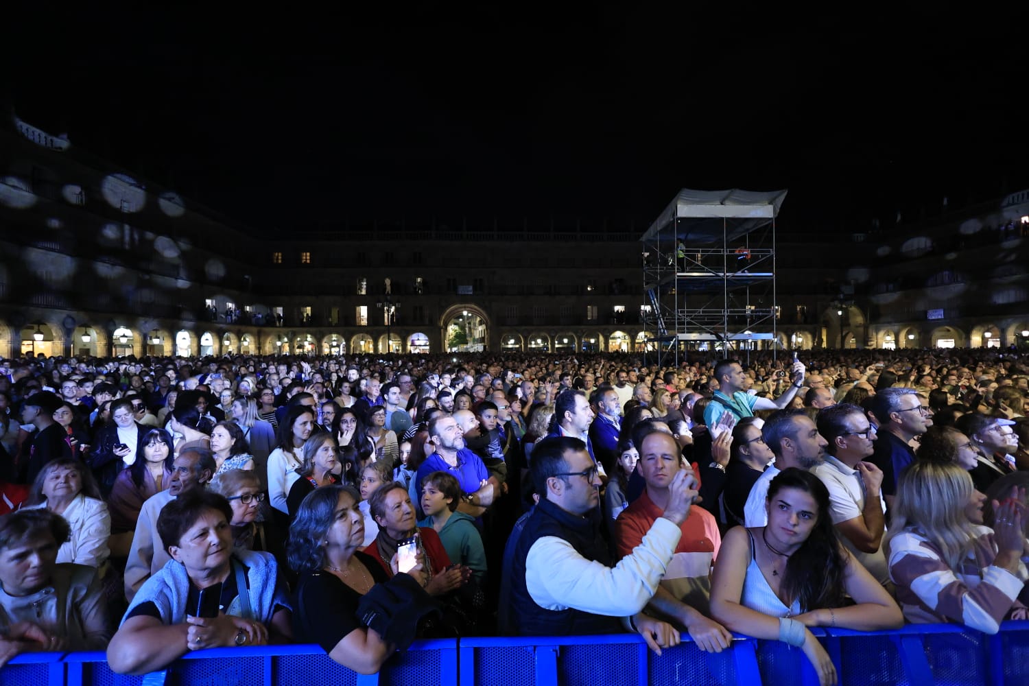Fiesta flamenca en una Plaza Mayor a rebosar con Siempre Así