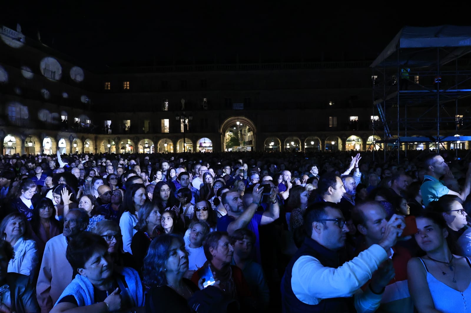 Fiesta flamenca en una Plaza Mayor a rebosar con Siempre Así
