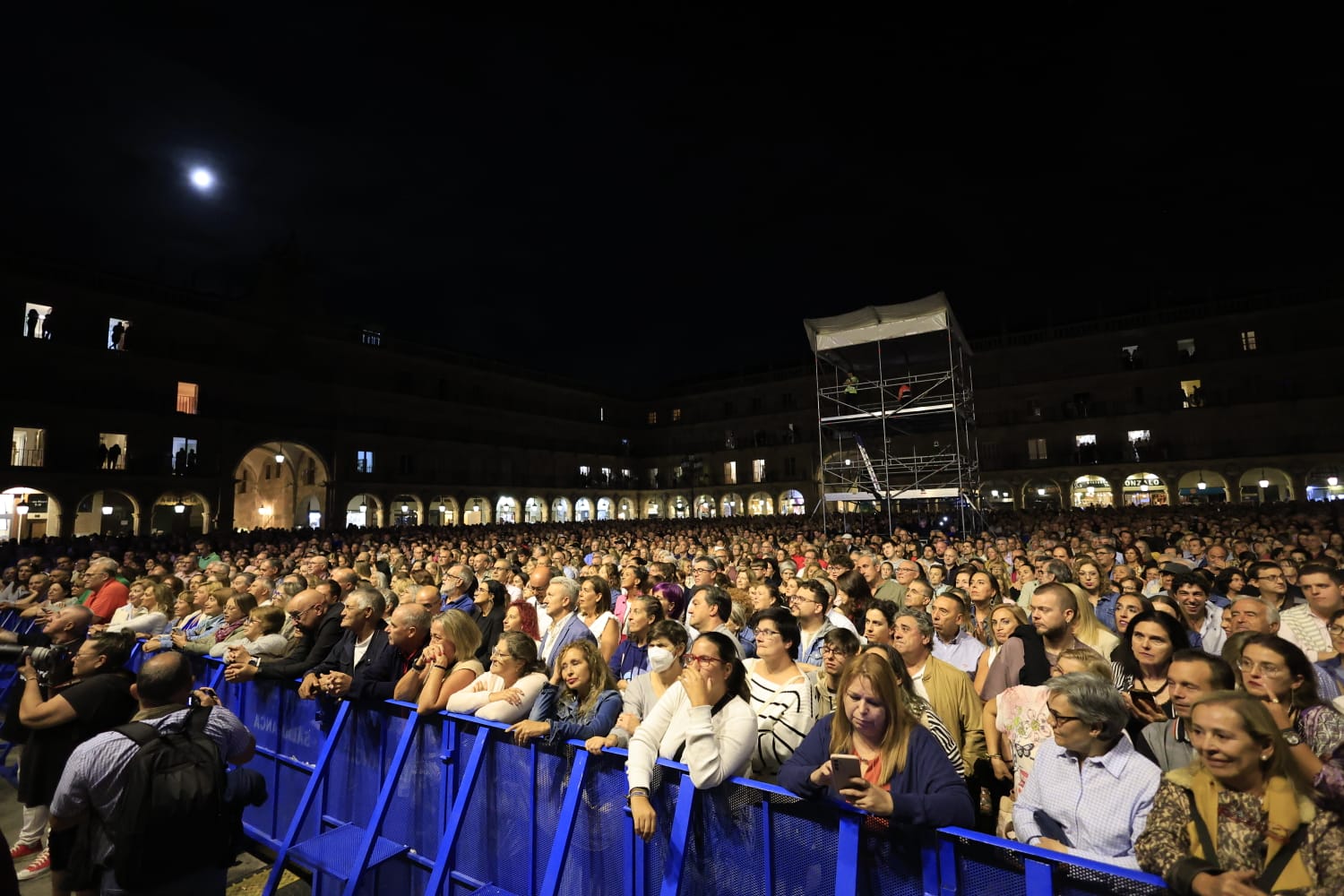 Fiesta flamenca en una Plaza Mayor a rebosar con Siempre Así