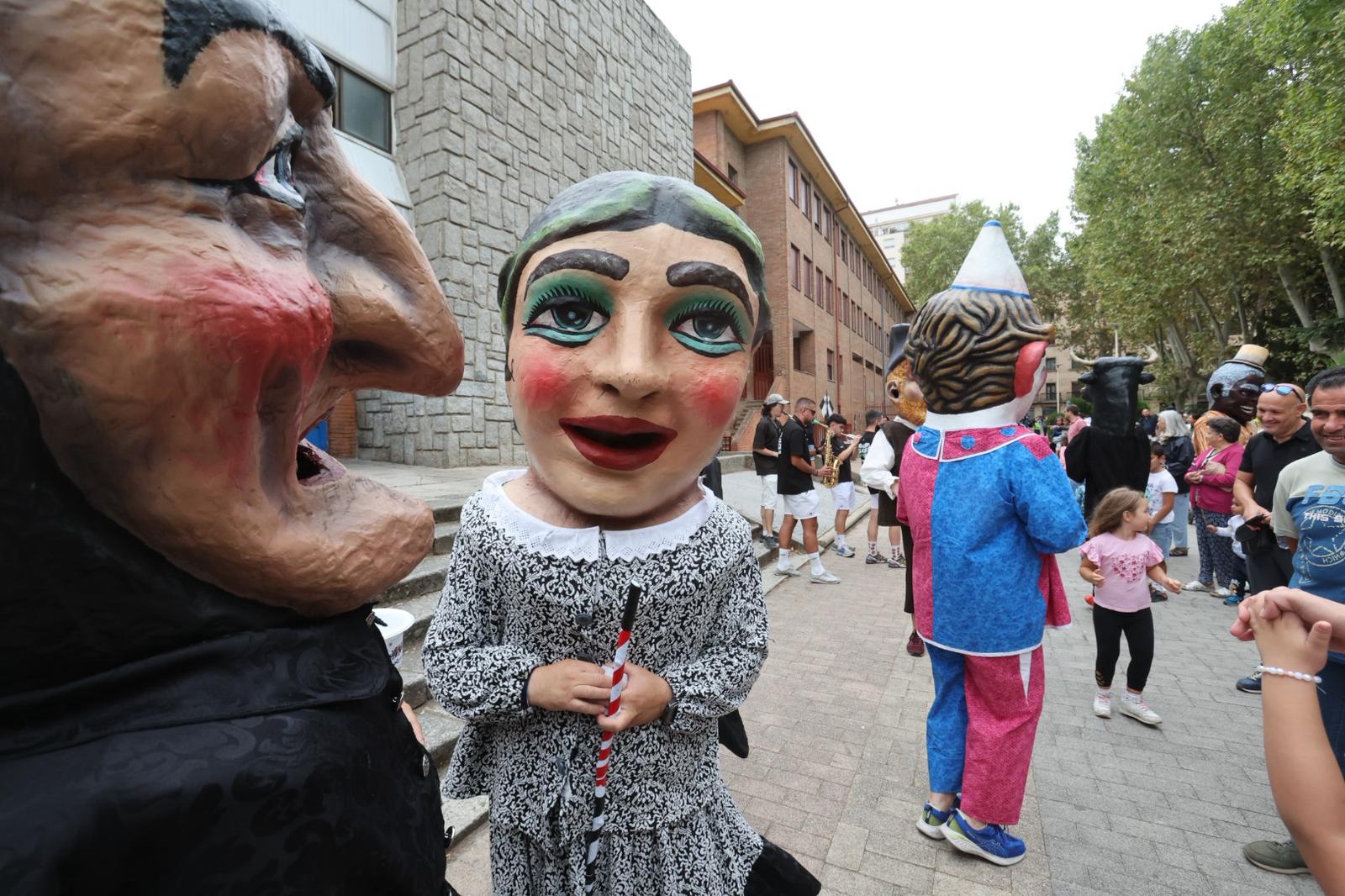 La diversión toma la salida desde La Alamedilla para cabezudos y moteros
