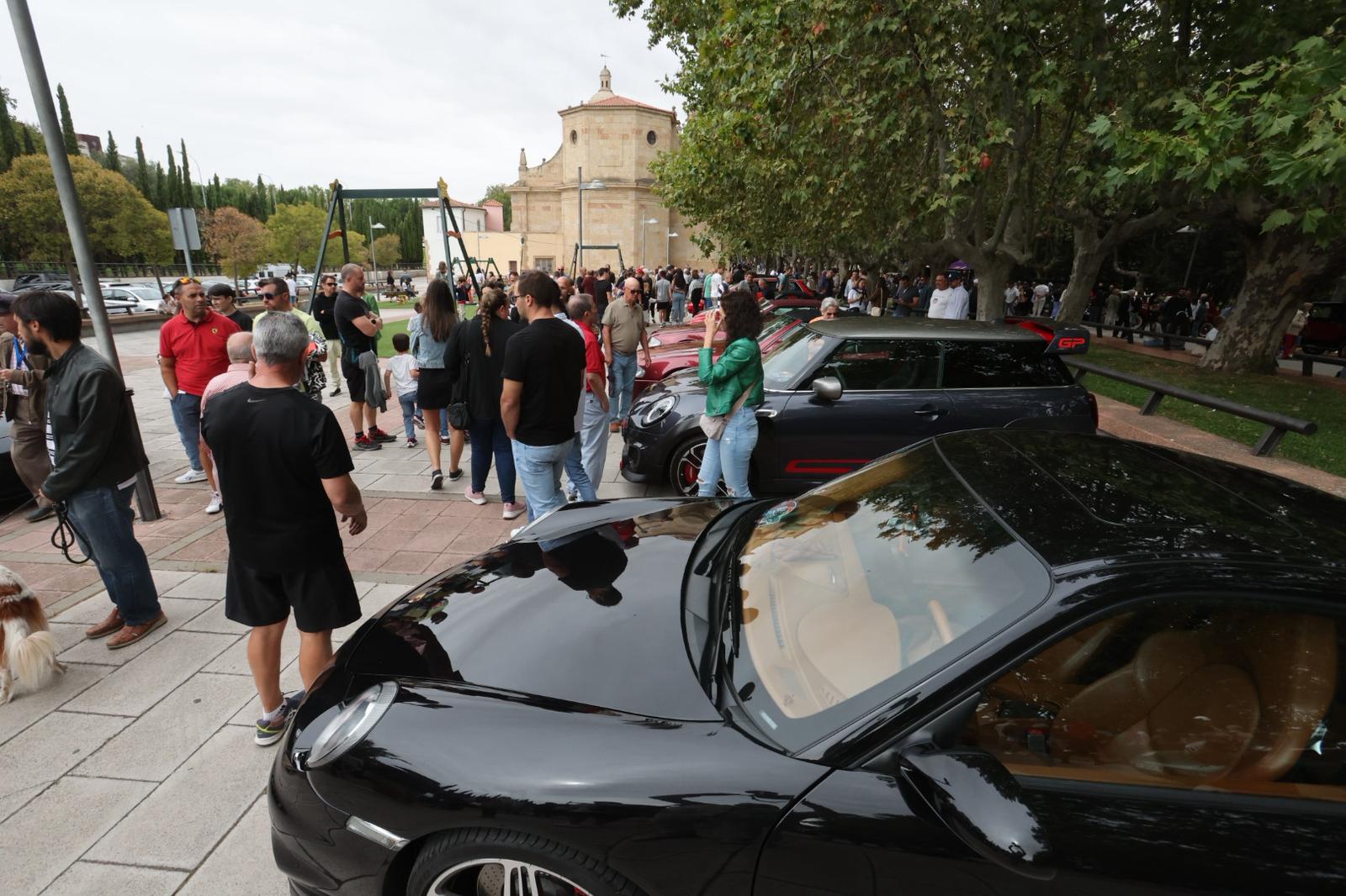 Los coches clásicos enriquecen la vista más icónica de Salamanca