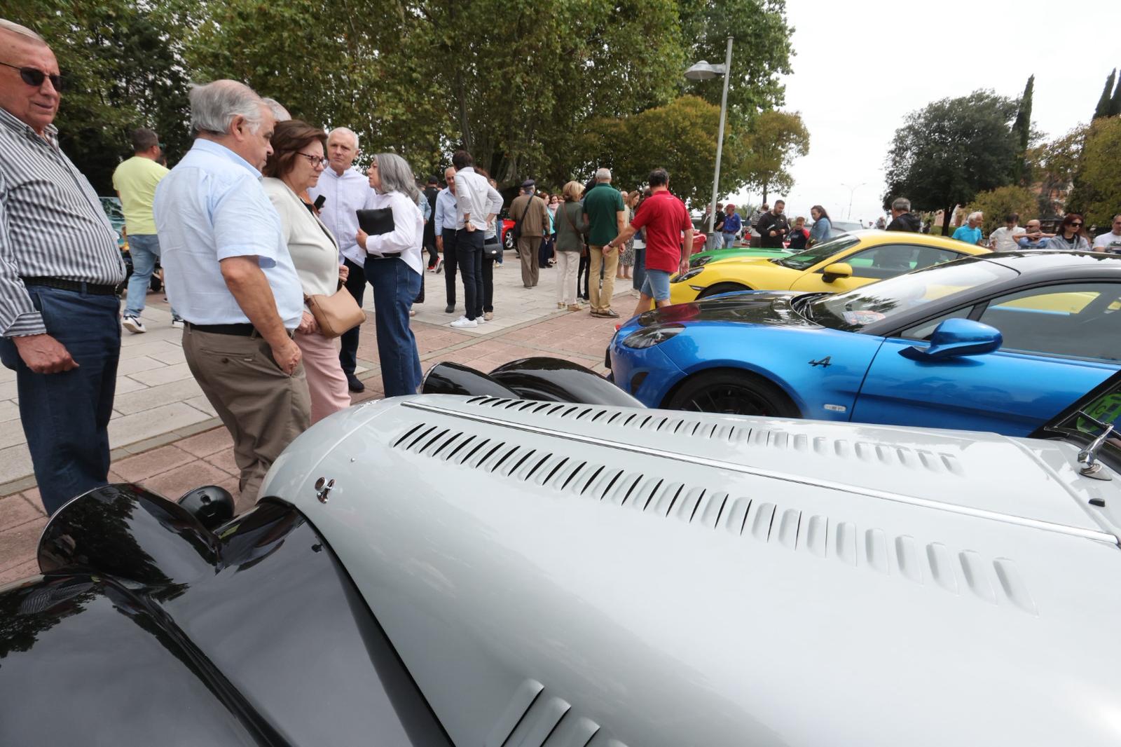 Los coches clásicos enriquecen la vista más icónica de Salamanca