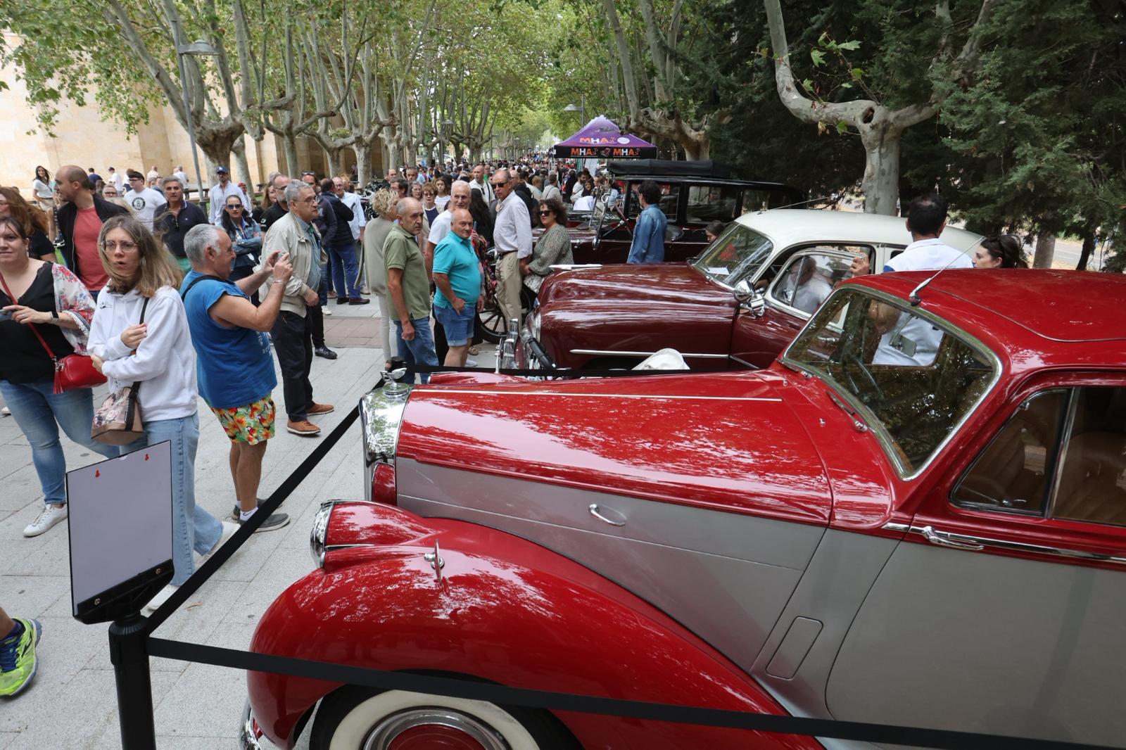 Los coches clásicos enriquecen la vista más icónica de Salamanca