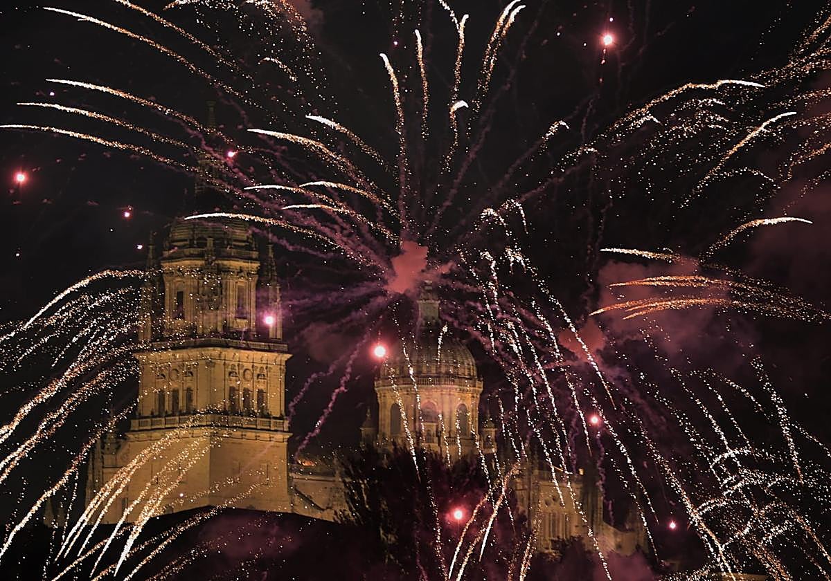 Los fuegos artificiales colorean el cielo de Salamanca