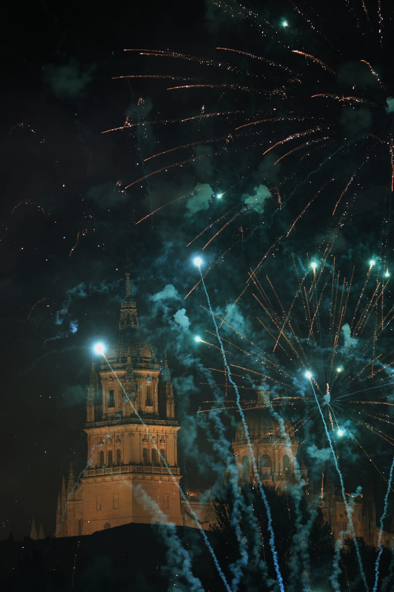 Los fuegos artificiales colorean el cielo de Salamanca