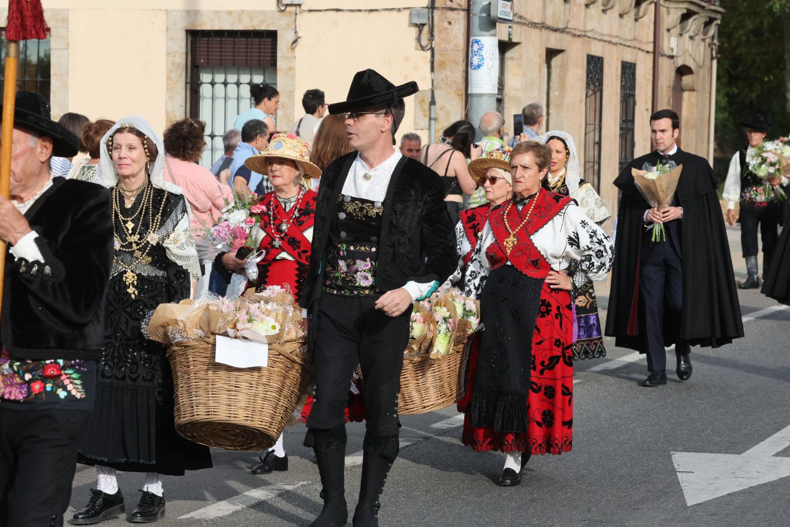 Devoción y tradición en la Ofrenda Floral en honor a Santa María de la Vega
