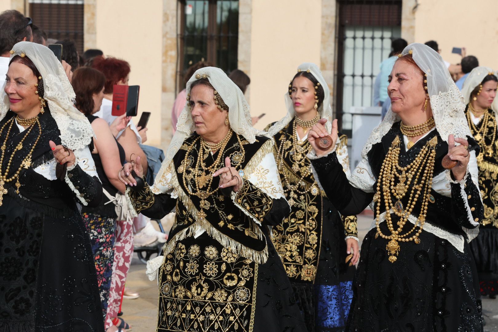Devoción y tradición en la Ofrenda Floral en honor a Santa María de la Vega