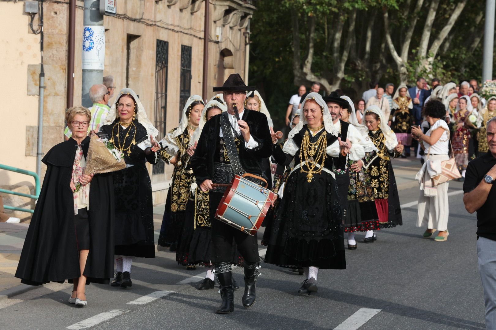 Devoción y tradición en la Ofrenda Floral en honor a Santa María de la Vega