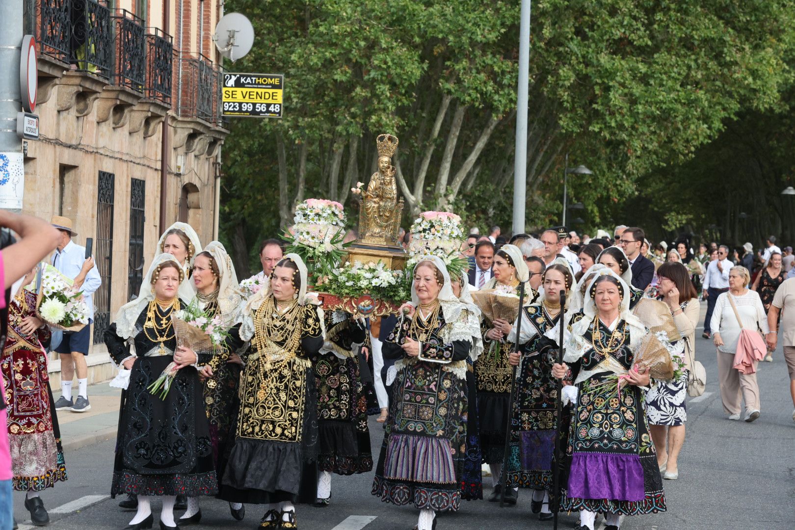 Devoción y tradición en la Ofrenda Floral en honor a Santa María de la Vega