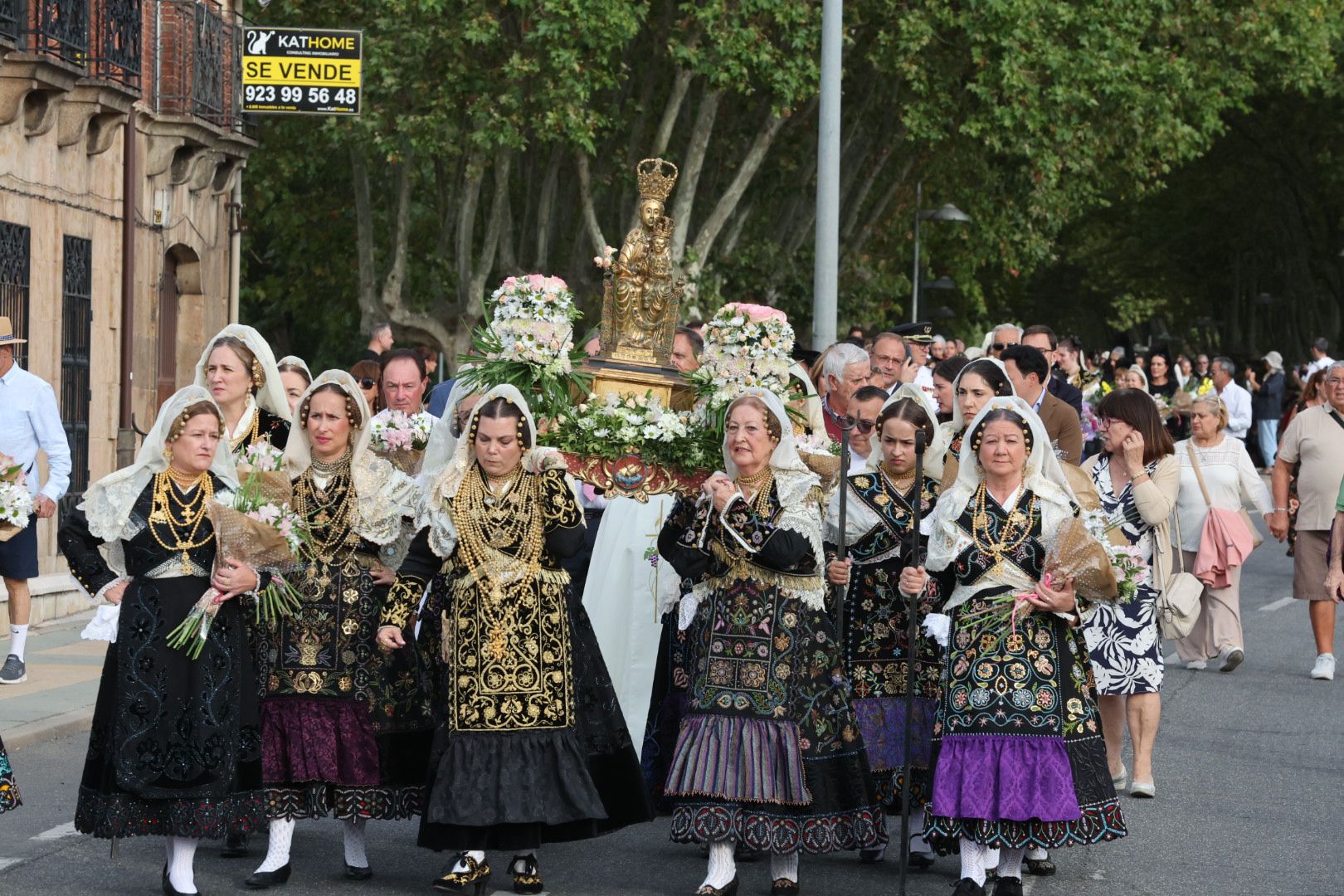 Devoción y tradición en la Ofrenda Floral en honor a Santa María de la Vega