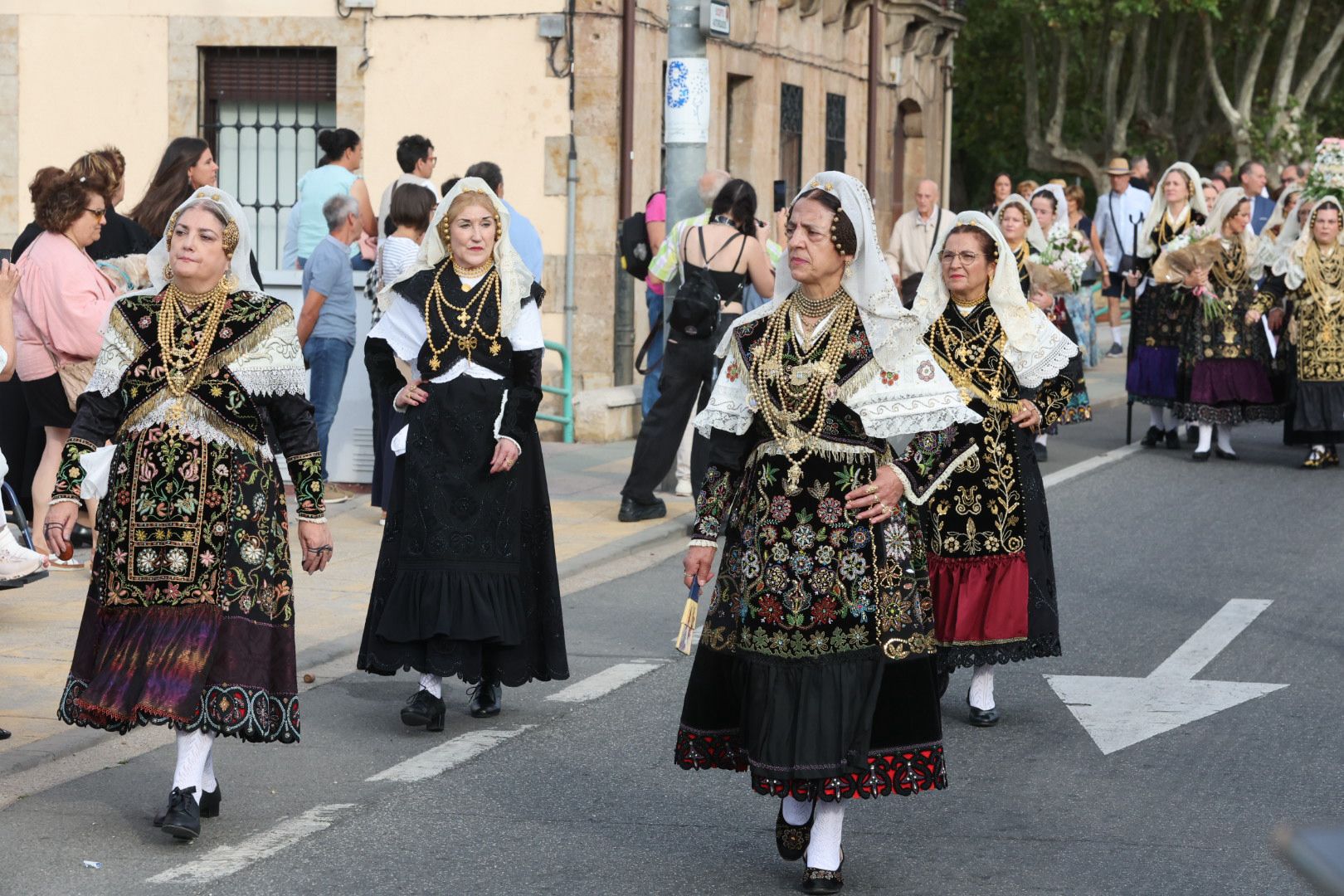 Devoción y tradición en la Ofrenda Floral en honor a Santa María de la Vega