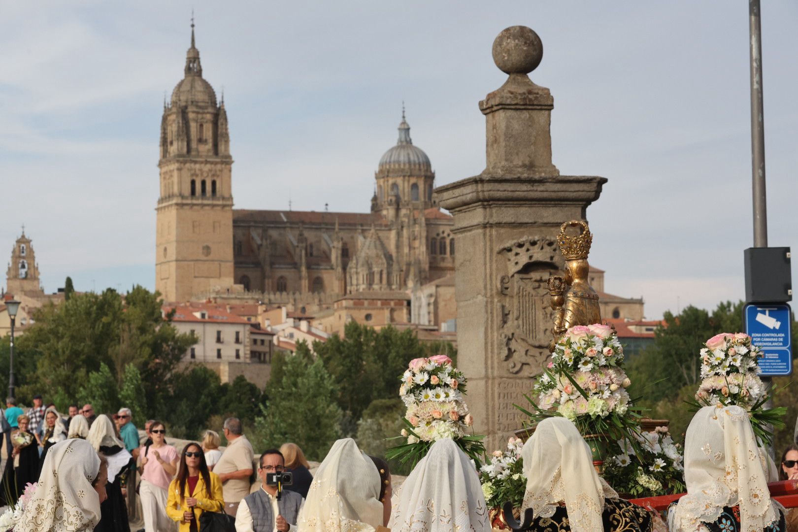 Devoción y tradición en la Ofrenda Floral en honor a Santa María de la Vega
