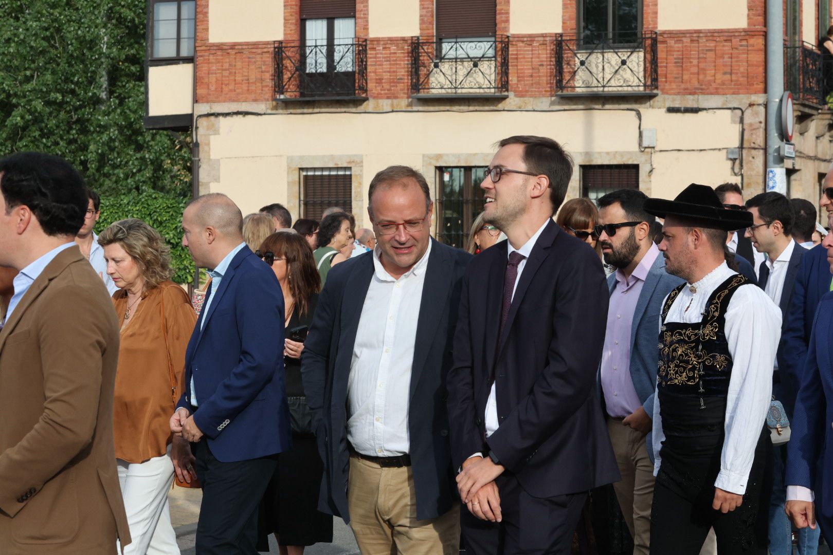 Devoción y tradición en la Ofrenda Floral en honor a Santa María de la Vega
