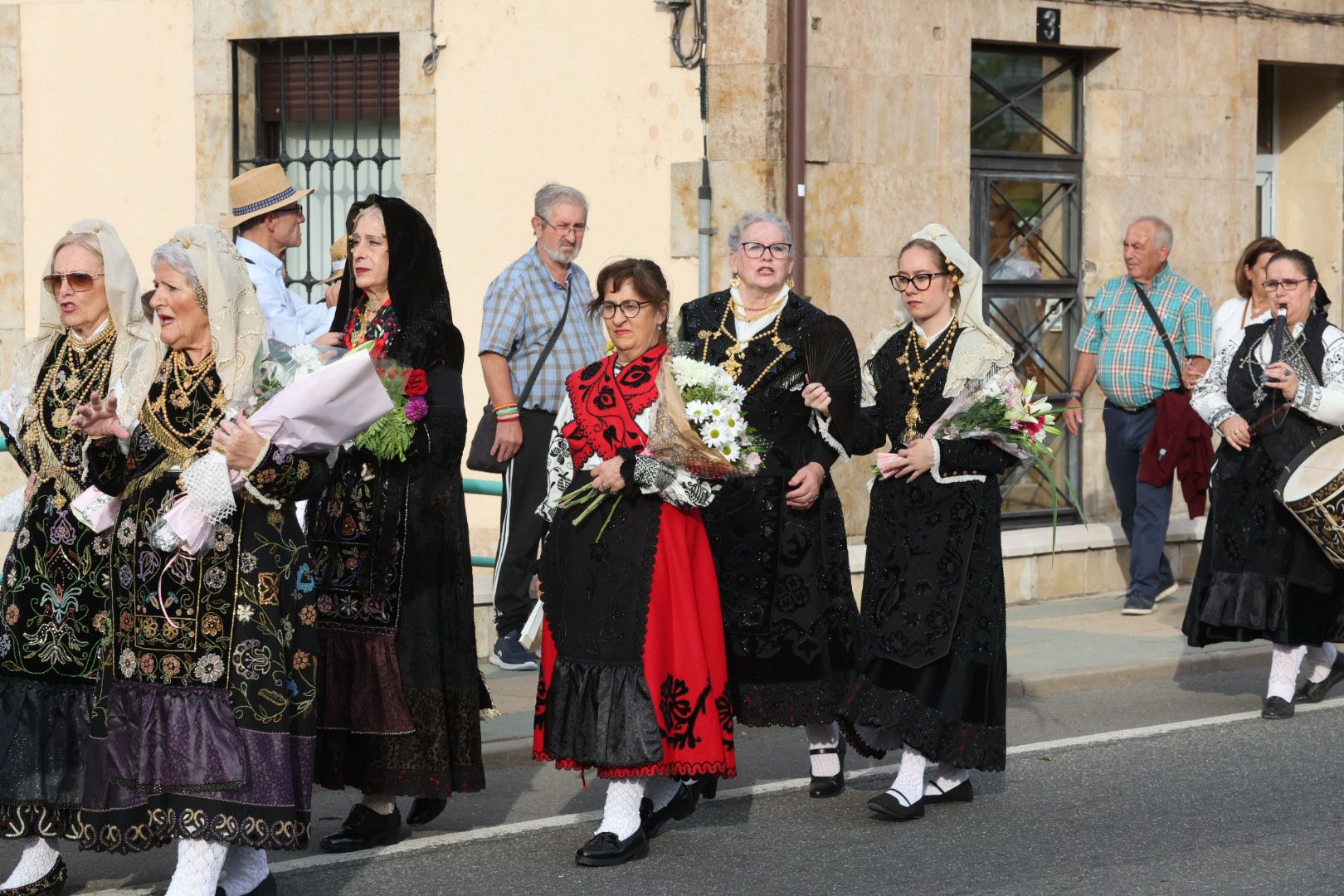 Devoción y tradición en la Ofrenda Floral en honor a Santa María de la Vega
