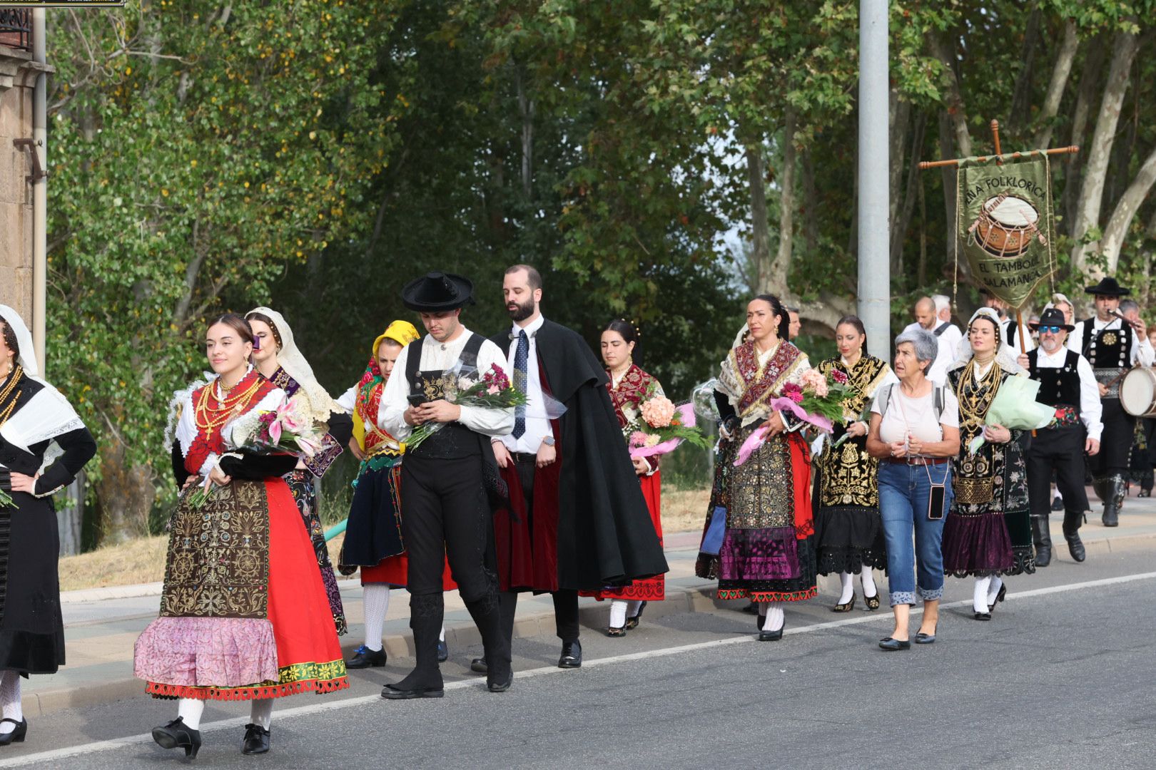 Devoción y tradición en la Ofrenda Floral en honor a Santa María de la Vega