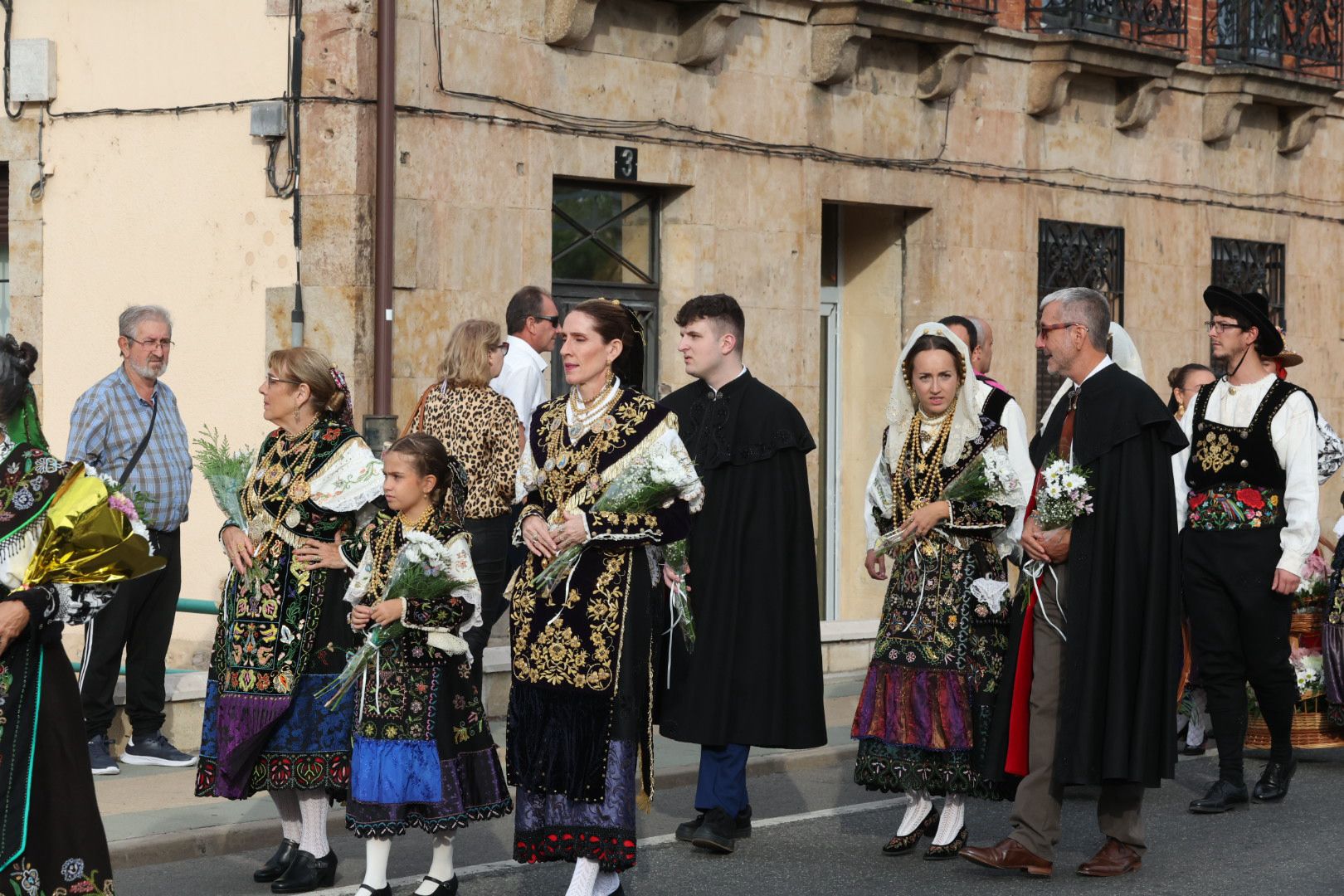 Devoción y tradición en la Ofrenda Floral en honor a Santa María de la Vega