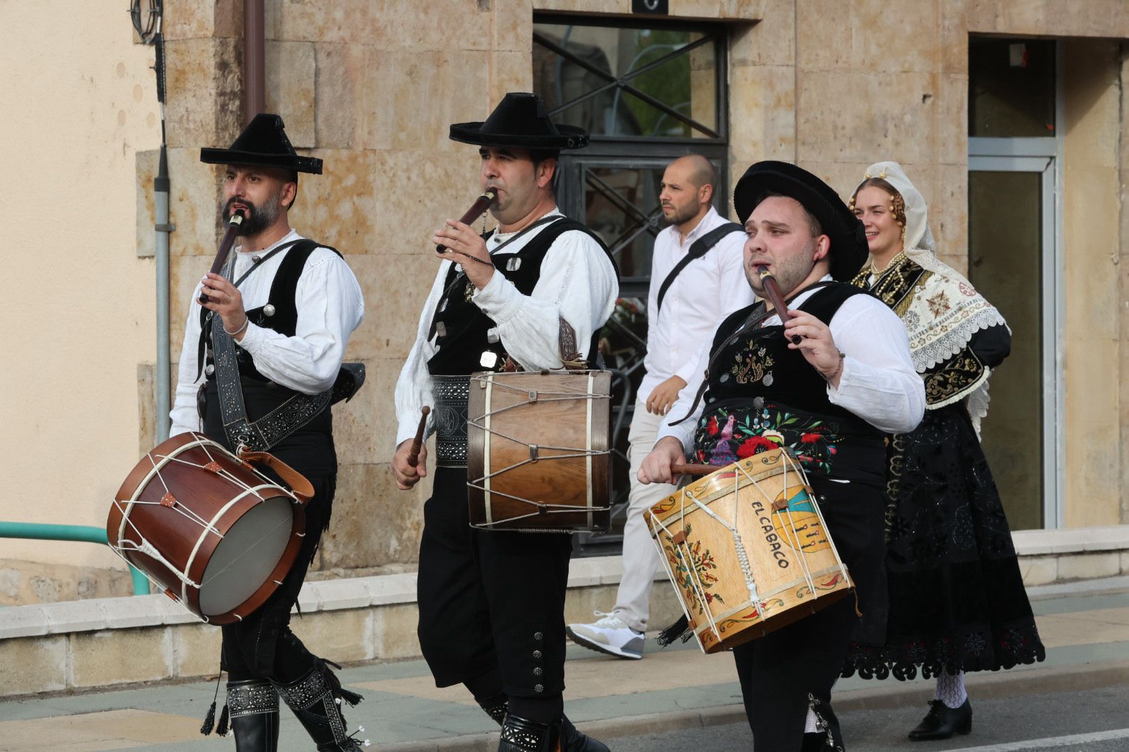 Devoción y tradición en la Ofrenda Floral en honor a Santa María de la Vega