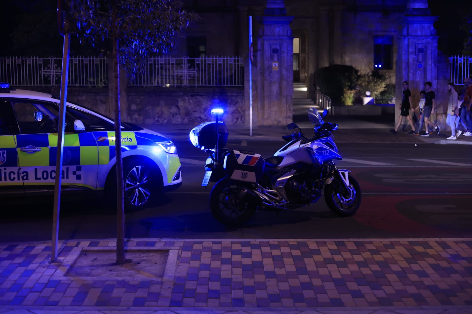 Coche patrulla y motocicleta de la Policía Local.