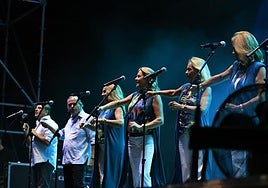 Fiesta flamenca en una Plaza Mayor a rebosar con Siempre Así