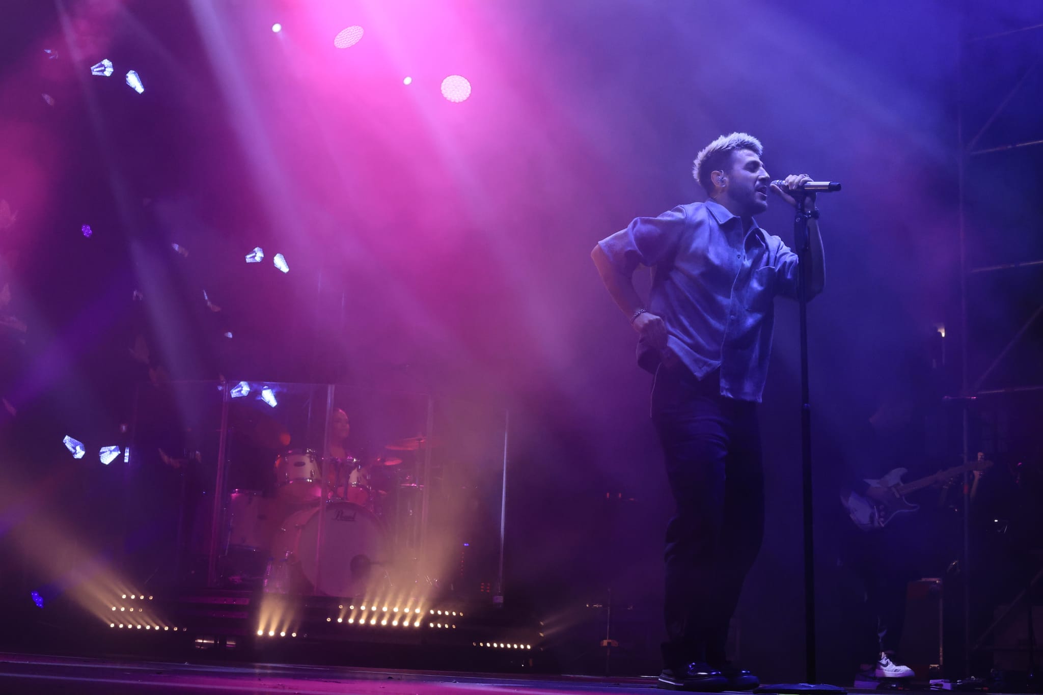 Un inesperado Antonio José llena de arte la Plaza Mayor de Salamanca