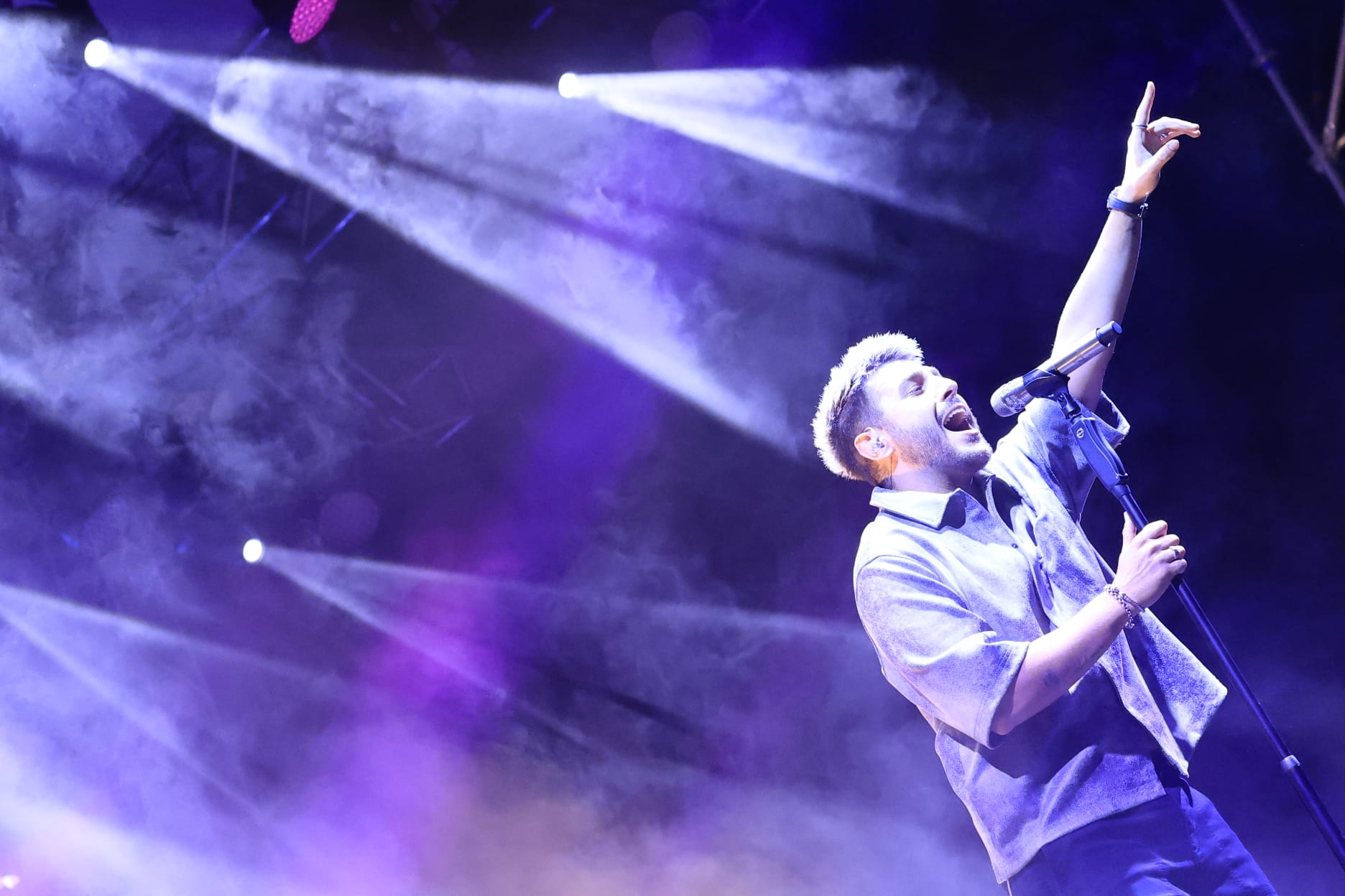 Un inesperado Antonio José llena de arte la Plaza Mayor de Salamanca