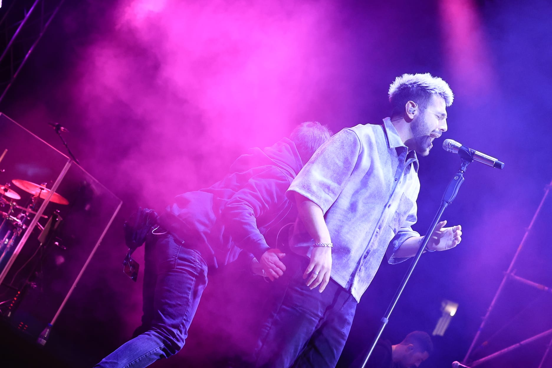 Un inesperado Antonio José llena de arte la Plaza Mayor de Salamanca