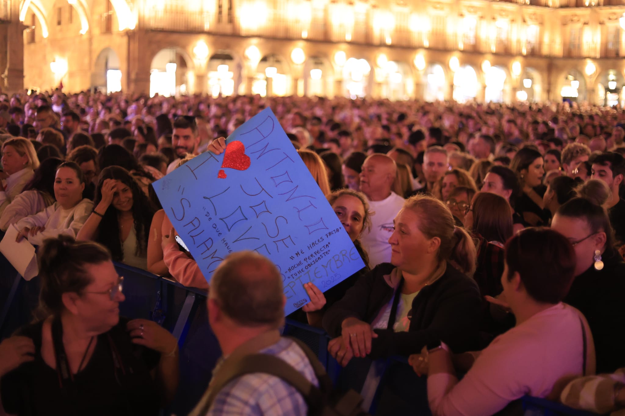 Un inesperado Antonio José llena de arte la Plaza Mayor de Salamanca