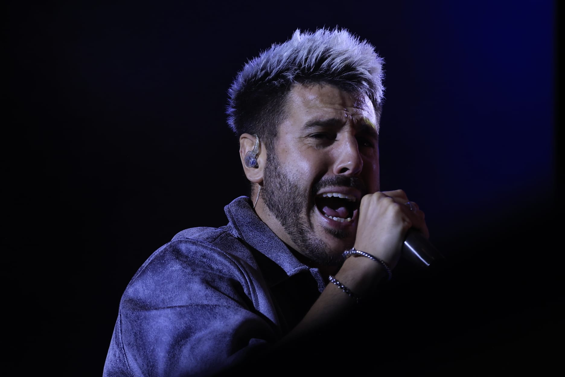 Un inesperado Antonio José llena de arte la Plaza Mayor de Salamanca