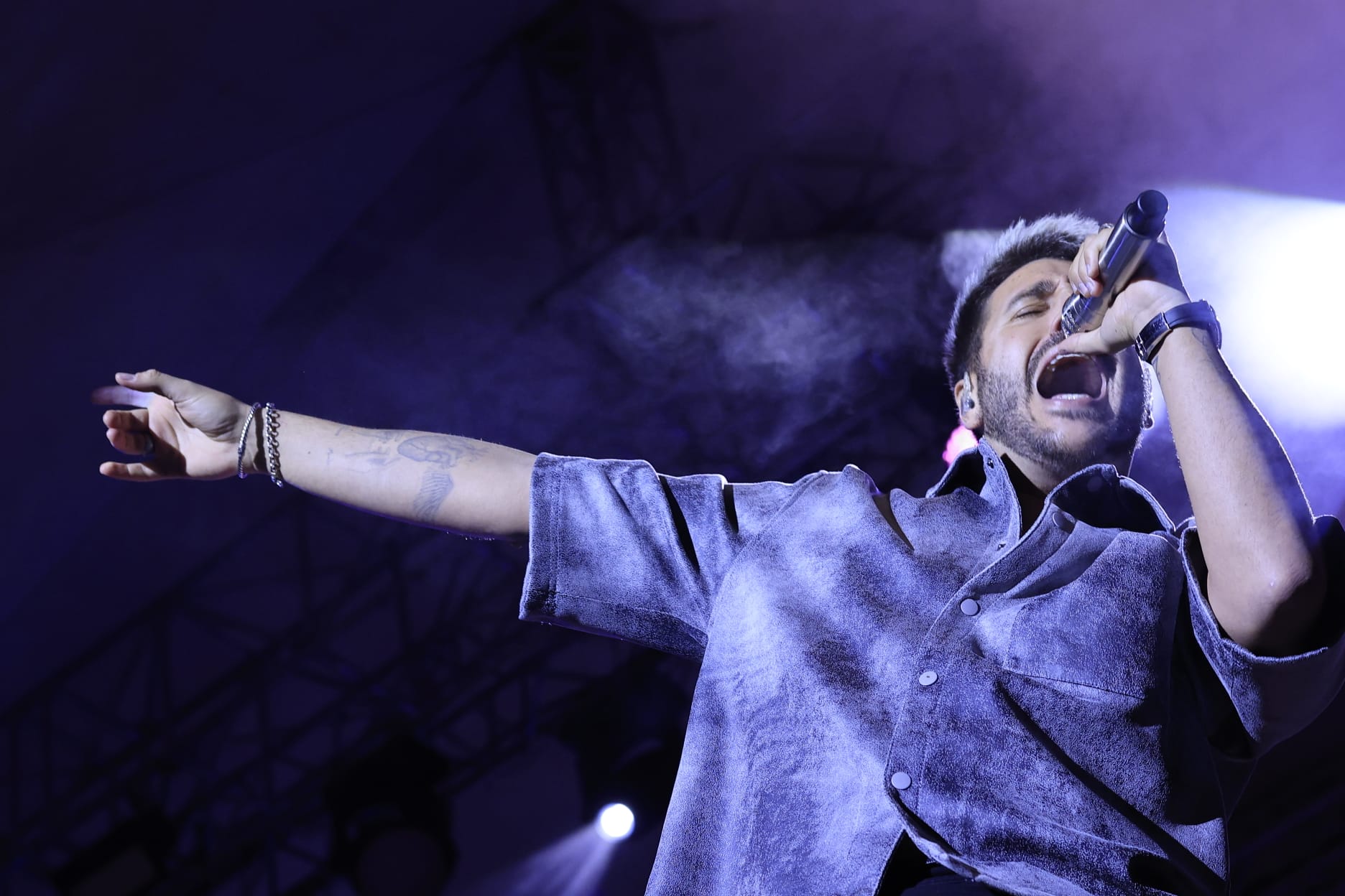 Un inesperado Antonio José llena de arte la Plaza Mayor de Salamanca