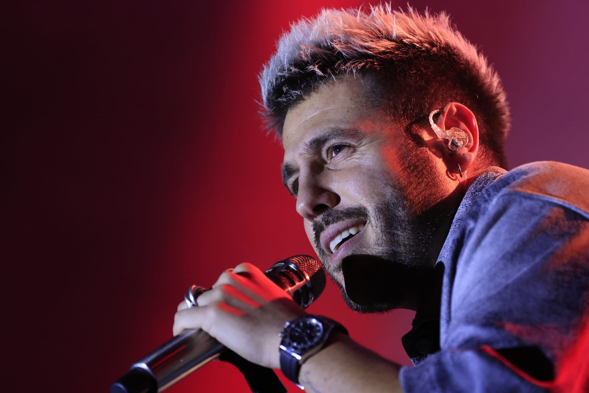 Un inesperado Antonio José llena de arte la Plaza Mayor de Salamanca