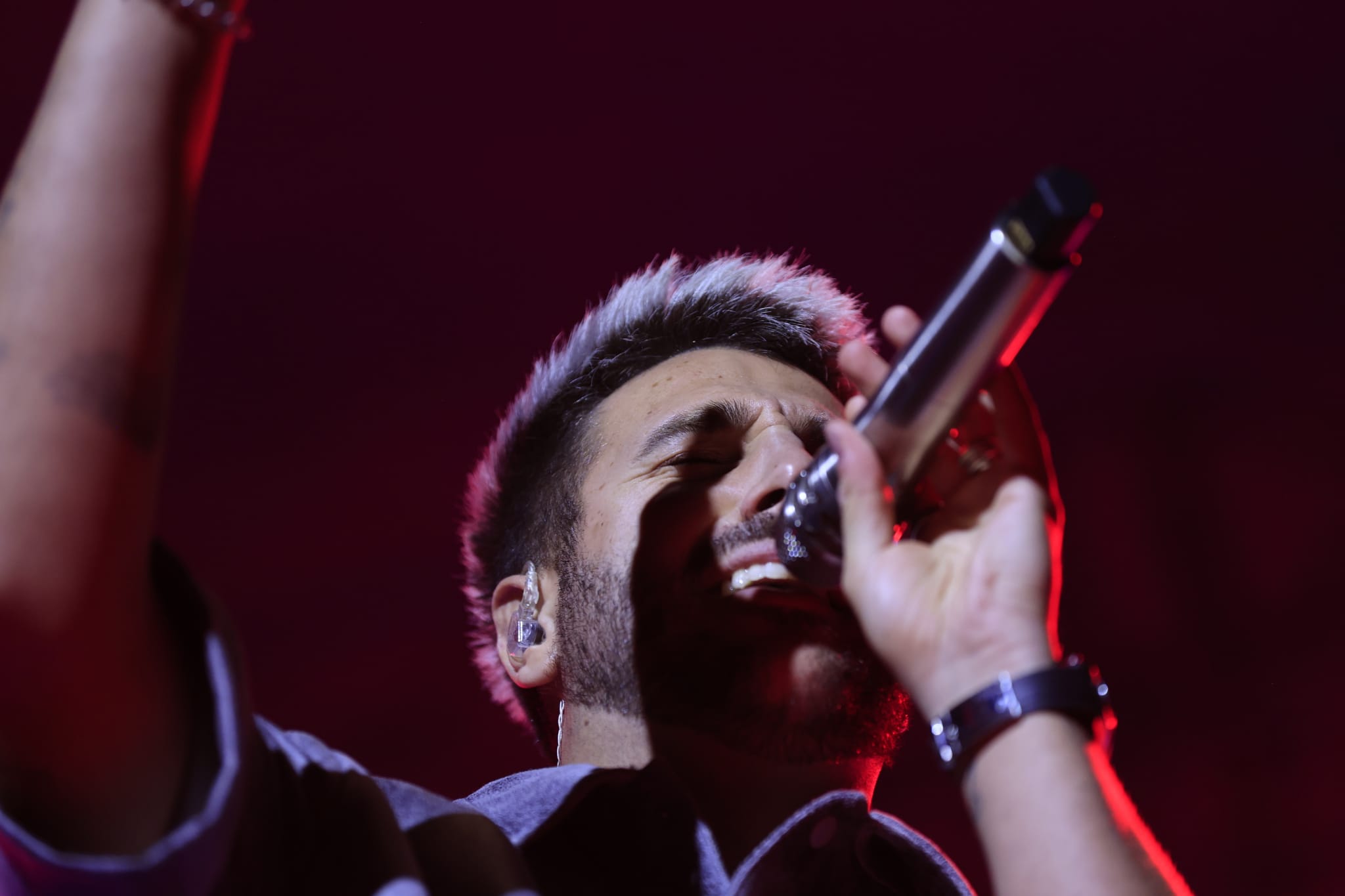 Un inesperado Antonio José llena de arte la Plaza Mayor de Salamanca