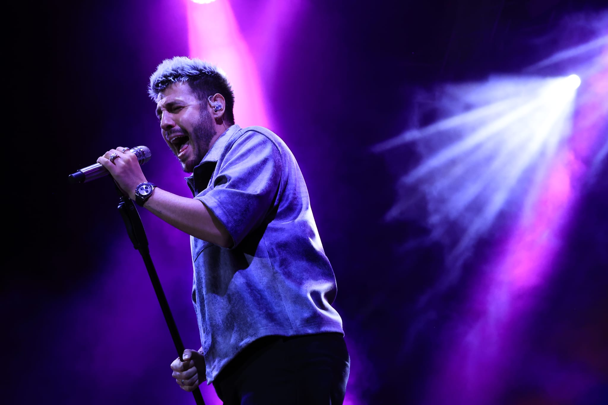 Un inesperado Antonio José llena de arte la Plaza Mayor de Salamanca