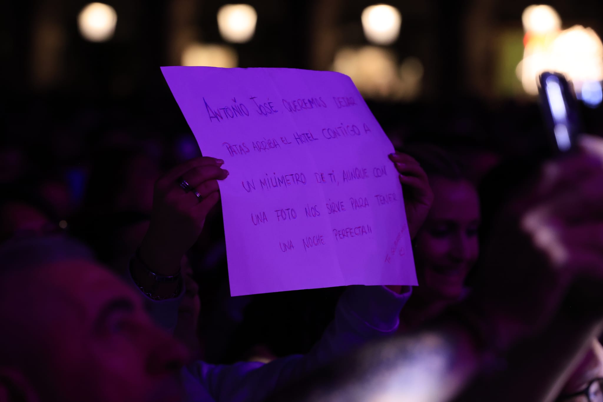Un inesperado Antonio José llena de arte la Plaza Mayor de Salamanca