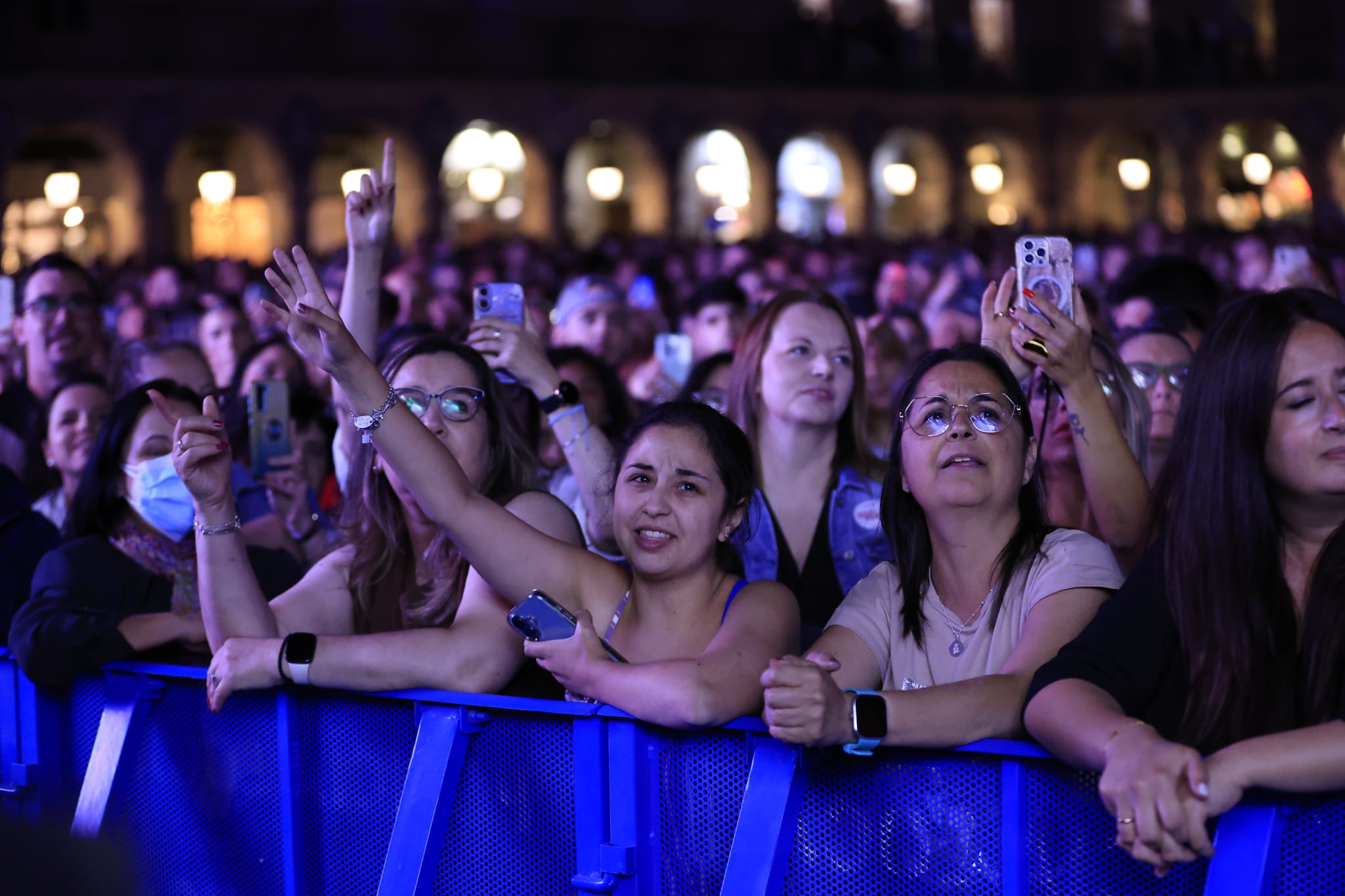 Un inesperado Antonio José llena de arte la Plaza Mayor de Salamanca