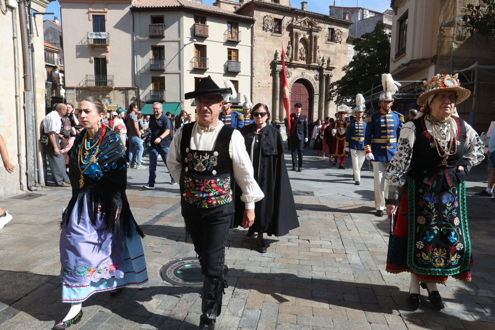Pleno de autoridades en la tradicional misa de la Virgen de la Vega