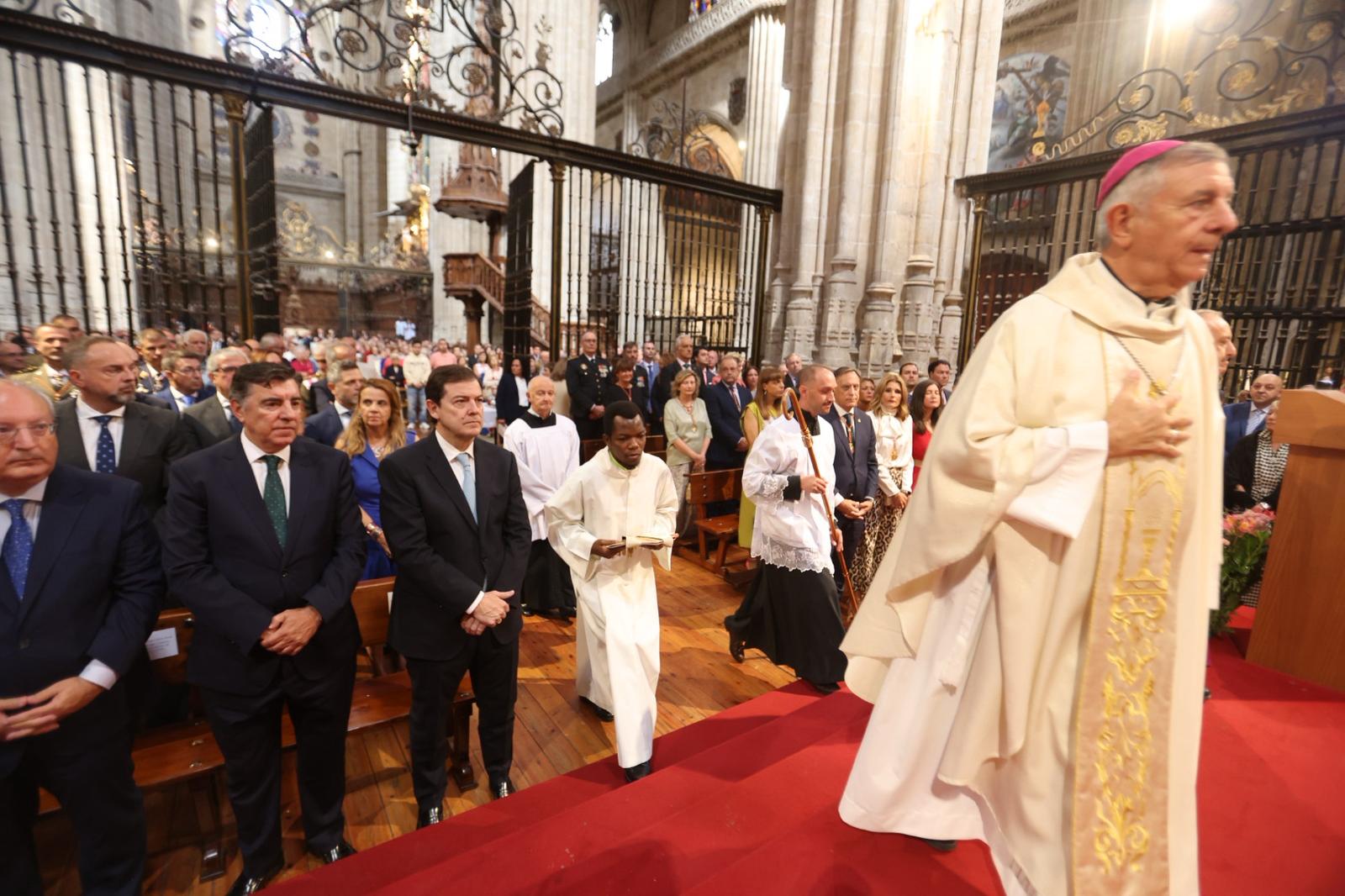 Pleno de autoridades en la tradicional misa de la Virgen de la Vega