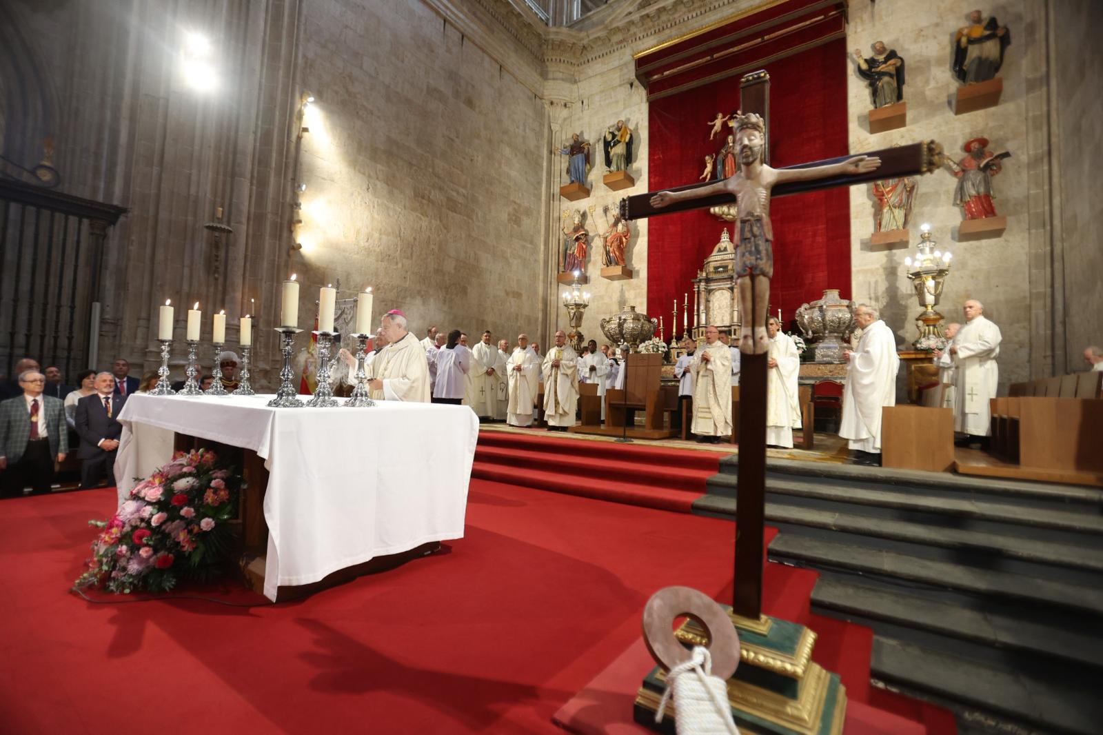 Pleno de autoridades en la tradicional misa de la Virgen de la Vega