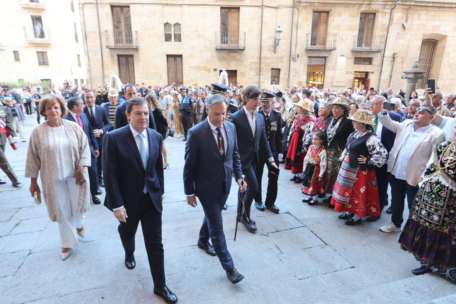 Pleno de autoridades en la tradicional misa de la Virgen de la Vega
