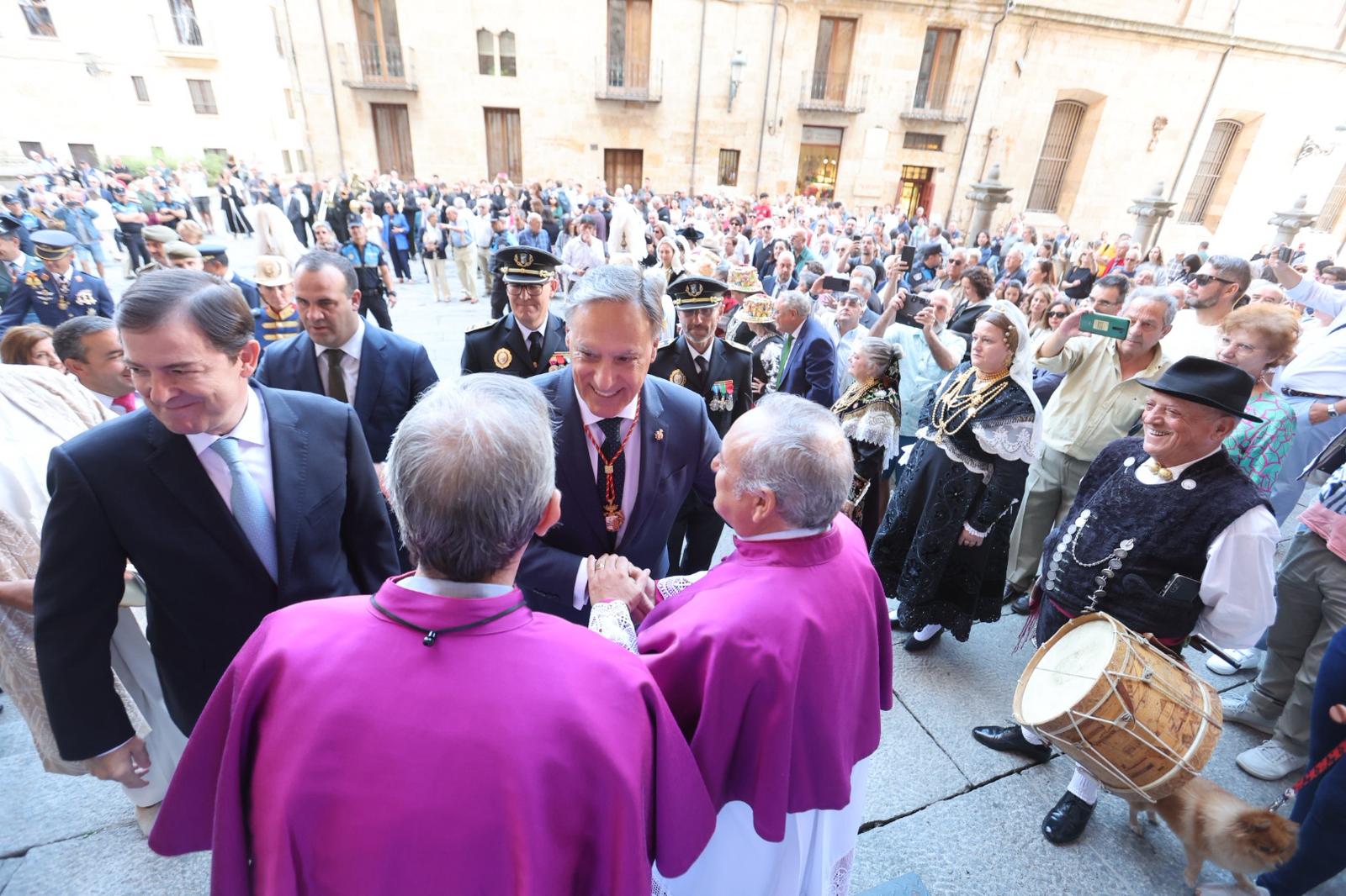 Pleno de autoridades en la tradicional misa de la Virgen de la Vega