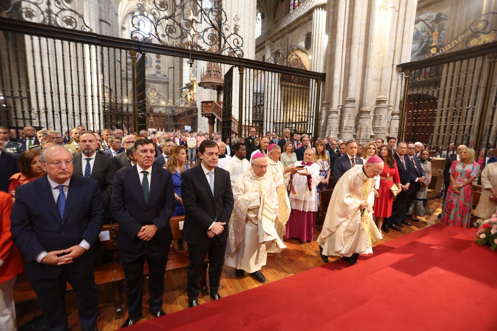 Pleno de autoridades en la tradicional misa de la Virgen de la Vega