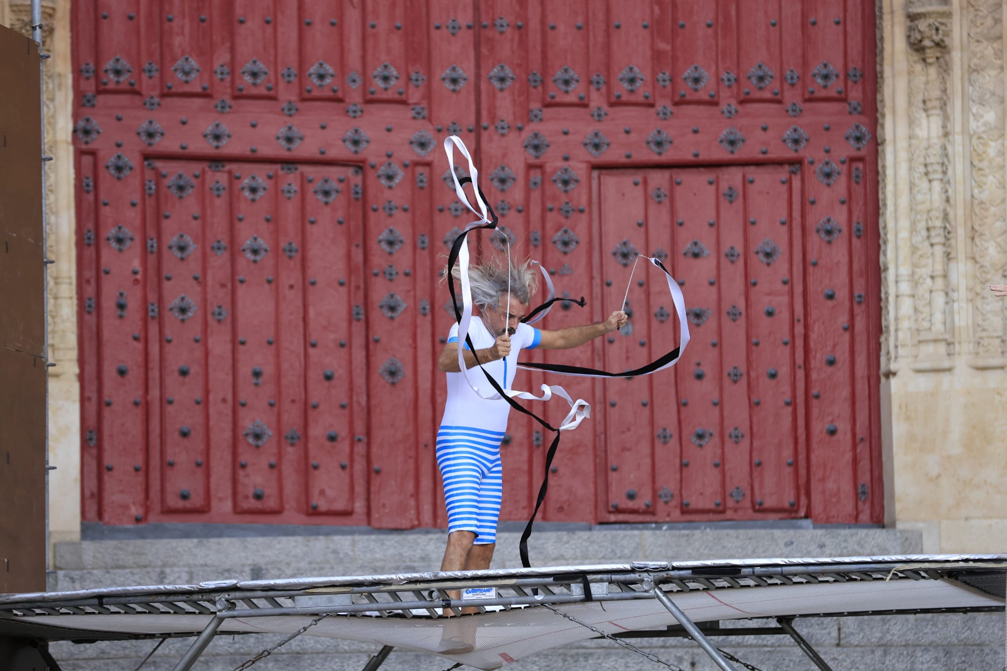 Acrobacias y saltos imposibles en un Patio Chico a reventar