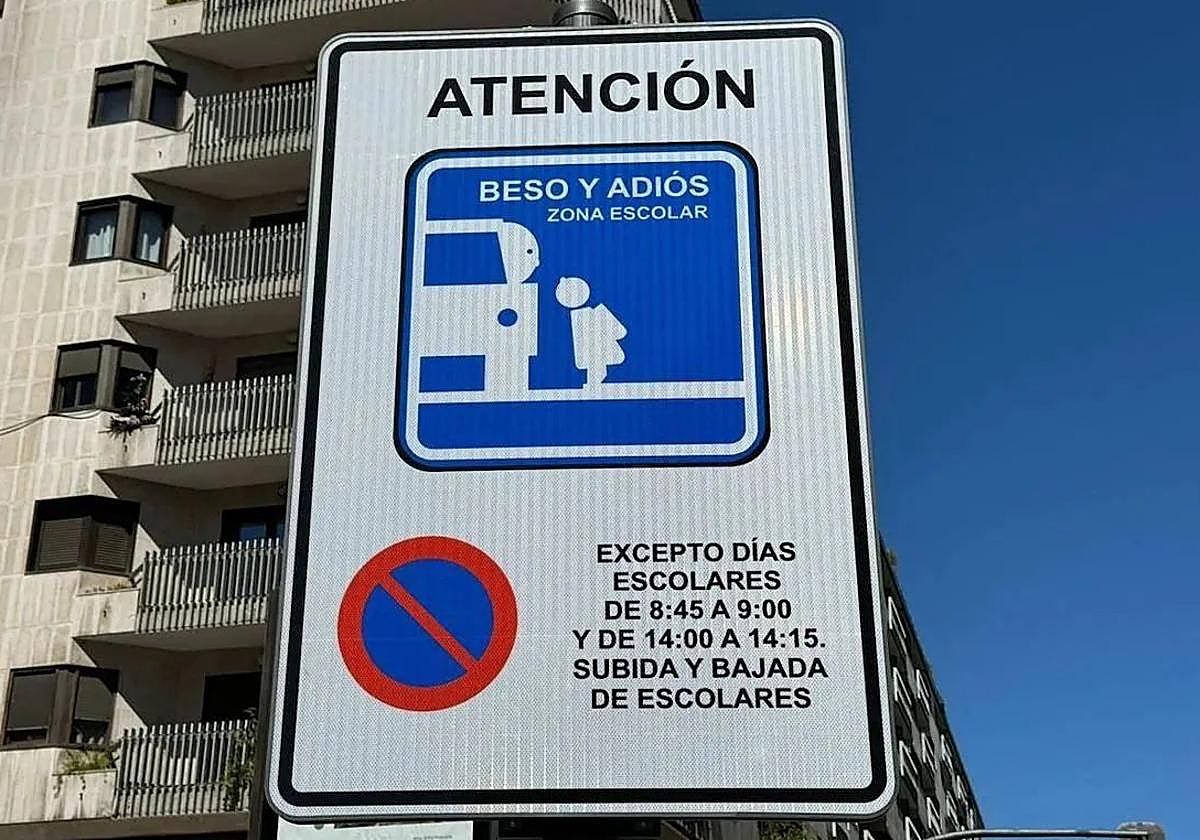 Una de las originales señales en zona escolar que se han creado en León.