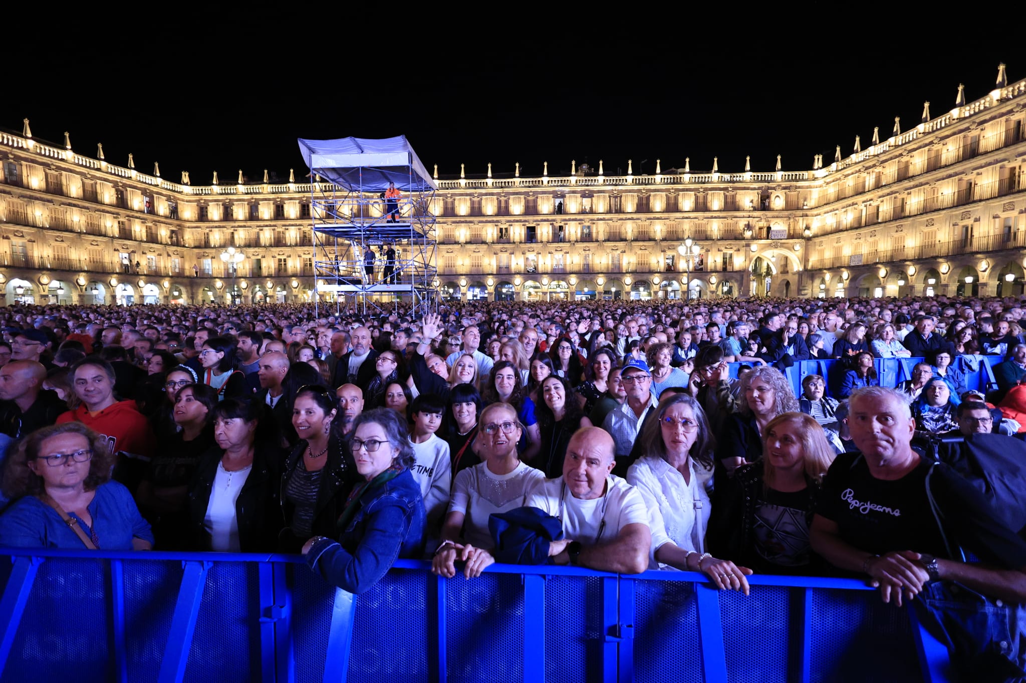 El rock andaluz de Medina Azahara conquista una Plaza Mayor de Salamanca entregada