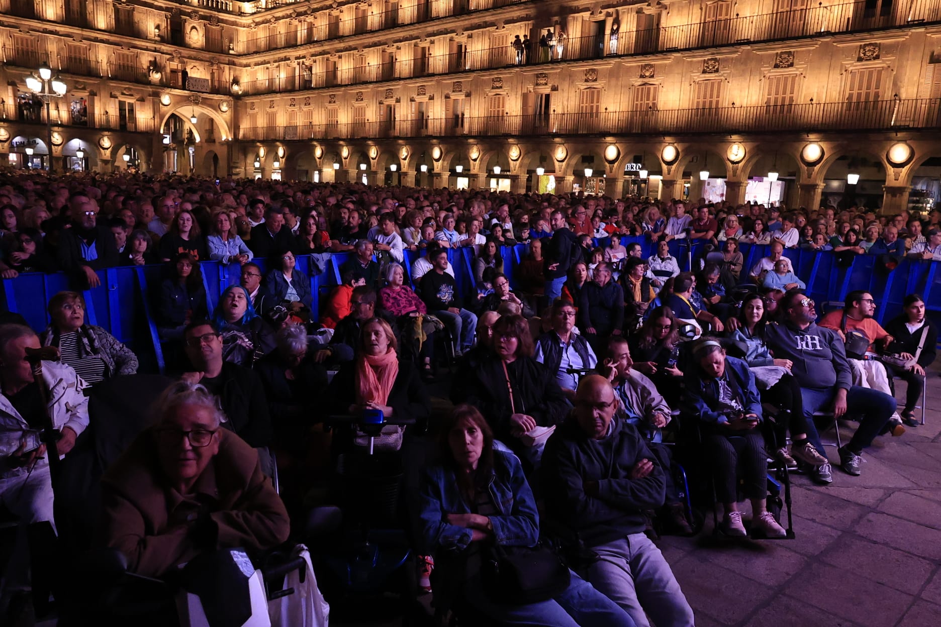 El rock andaluz de Medina Azahara conquista una Plaza Mayor de Salamanca entregada